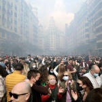 Vista general de la plaza del ayuntamiento de Valencia durante la mascletá, sin restricciones, pero en la que el público asistente debía utilizar la mascarilla como medida de protección ante la covid. A 27 de febrero de 2022