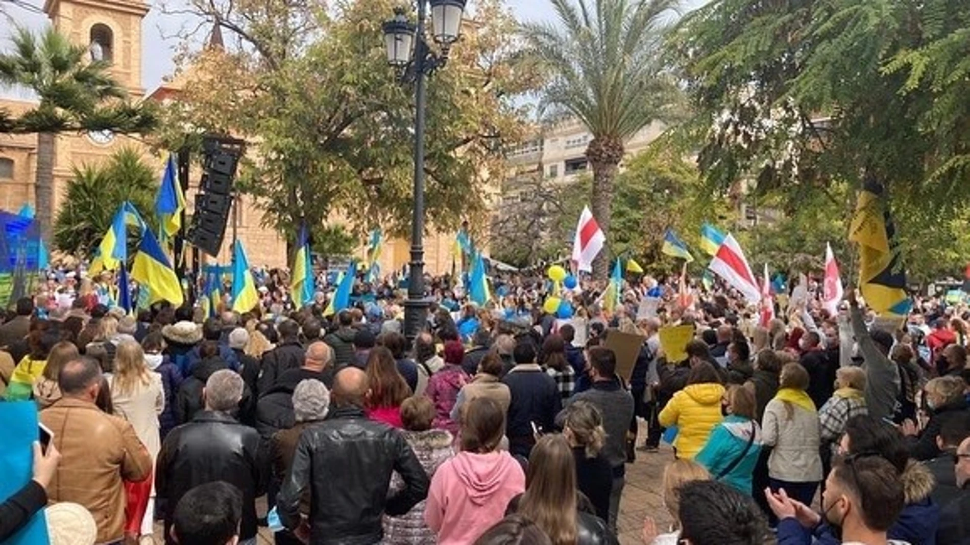 Concentración en la plaza de la Constitución de Torrevieja para rechazar el ataque de Rusia contra Ucrania