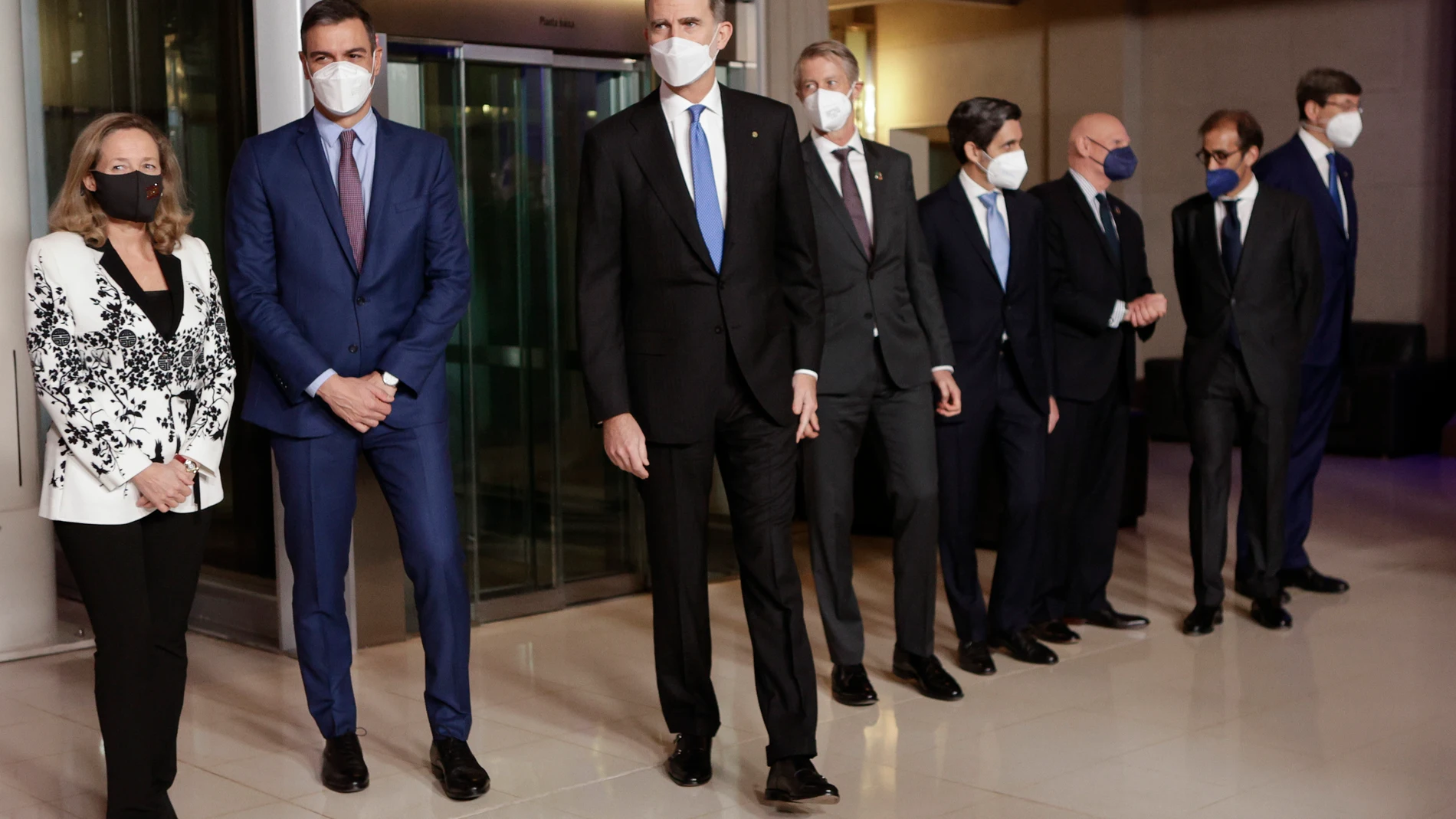 El Rey Felipe VI, el presidente del Gobierno, Pedro Sánchez (2i) y la vicepresidenta Nadia Calviño, acompañados de los ejecutivos de las mayores compañías del sector tecnológico a su llegada este domingo a la cena oficial de la inauguración del Mobile World Congress (MWC) de Barcelona.