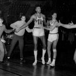 Wilt Chamberlain es felicitado por fans y compañeros