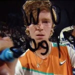 El ruso Rublev escribe "no war please" en una cámara