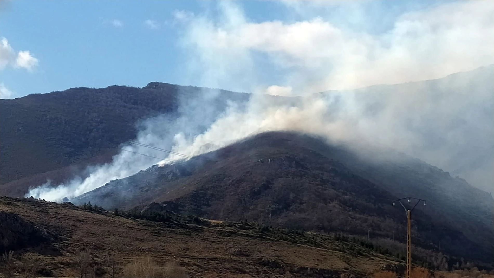 Incendio forestal en Sena de Luna (León)