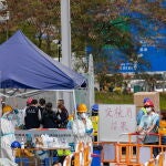 Personas trabajan en las instalaciones de un hospital improvisado en Tsing Yi, Hong Kong, China, 28 de febrero de 2022