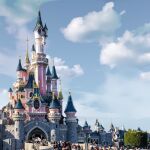 Disneyland París es el destino turístico más visitado de Europa, recibiendo cerca de 15 millones de visitantes anuales, lo que hace a Francia ser el país más visitado del mundo, aunque ligeramente por encima de España