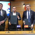 De derecha a izquierda, Javier Peña, del fondo Quantum; Iñigo Fernández de mesa vicepresidente CEOE; Alejandro Zelaya, ministro de Hacienda de El Salvador; y Ángel Macías, director general de Micro Plus Germany