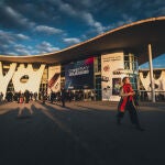 Visitantes del MWC saliendo de la Fira de Barcelona durante la primera jornada del congreso