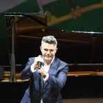 El cantante Alejandro Sanz interpreta del himno de Andalucía