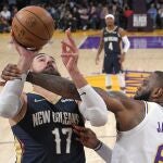 LeBron comete una falta sobre Jonas Valanciunas.