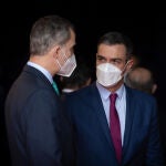 El Rey Felipe VI y el presidente del Gobierno, Pedro Sánchez, conversan en la inauguración del Mobile World Congress 2022