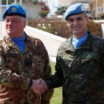 El general español Aroldo Lázaro Sáenz (d) sustituye al general italiano Stefano del Col (i)
