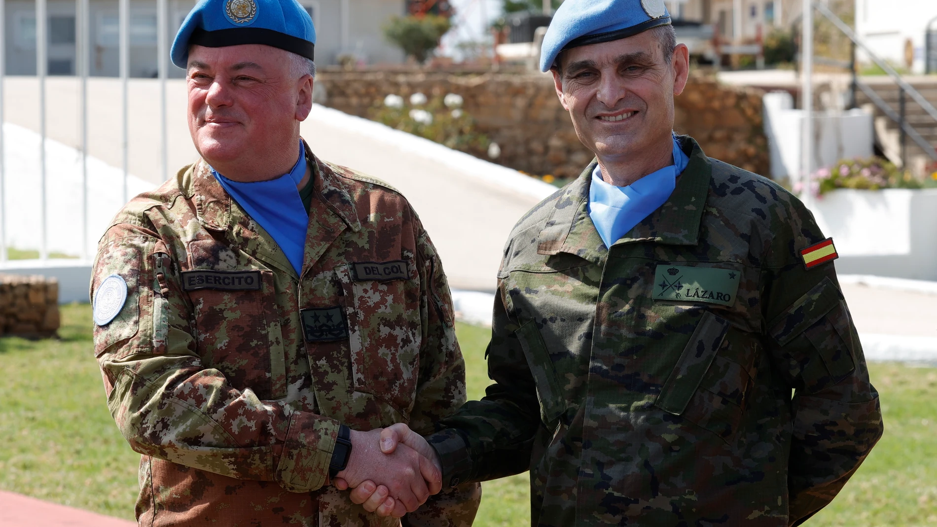 El general español Aroldo Lázaro Sáenz (d) sustituye al general italiano Stefano del Col (i)