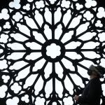 Un visitante participa en una prueba de realidad virtual de la catedral de Notre-Dame en el stand de Orange durante la jornada inaugural de Mobile World Congress de Barcelona (MWC)