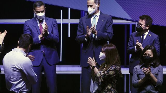 El Rey Felipe VI junto con el presidente del Gobierno, Pedro Sánchez (i), y el de la Generalitat, Pere Aragonès (d), durante la inauguración del Mobile World Congress de Barcelona (MWC)