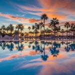 Imagen general de las piscinas del resort al atardecer