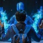 Un hombre utiliza un simulador de Telefónica en el Mobile World Congress 2022, en Barcelona