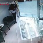 Uno de los atracadores durante un robo. MOSSOS D'ESQUADRA