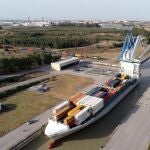 Buque y ferrocarril a su paso por la esclusa