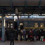 Gente esperando el tren en Kiev