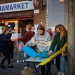 En Madrid hay un supermercado ucraniano, Ucramarket, que recoge donaciones para ayudar a los afectados por la guerra. Están recogiendo comida, ropa de abrigo y medicinas para enviar a sus compatriotas refugiados en Polonia y Rumania.