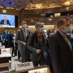 Embajadores y diplomáticas salen de la sala donde se celebraba el Consejo de Derechos Humanos y en la Conferencia de Desarme durante la intervención del ministro de Exteriores ruso, Serguéi Lavrov