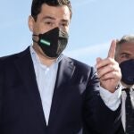 El presidente de la Junta de Andalucía, Juanma Moreno (i), a su llegada a la reunión de la Junta Directiva Nacional tras la crisis interna del partido