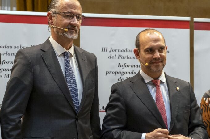 El presidente de las Cortes de Castilla y León, Luis Fuentes, y el presidente de las Cortes de Castilla-La Mancha, Pablo Bellido, participan en Salamanca en un foro sobre historia del parlamentarismo