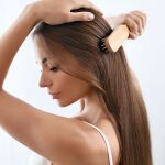 Una chica joven se cepilla el pelo
