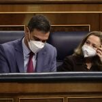 El presidente del Gobierno, Pedro Sánchez y la vicepresidenta primera y ministra de Asuntos Económicos Nadia Calviño, en el Congreso de los Diputados