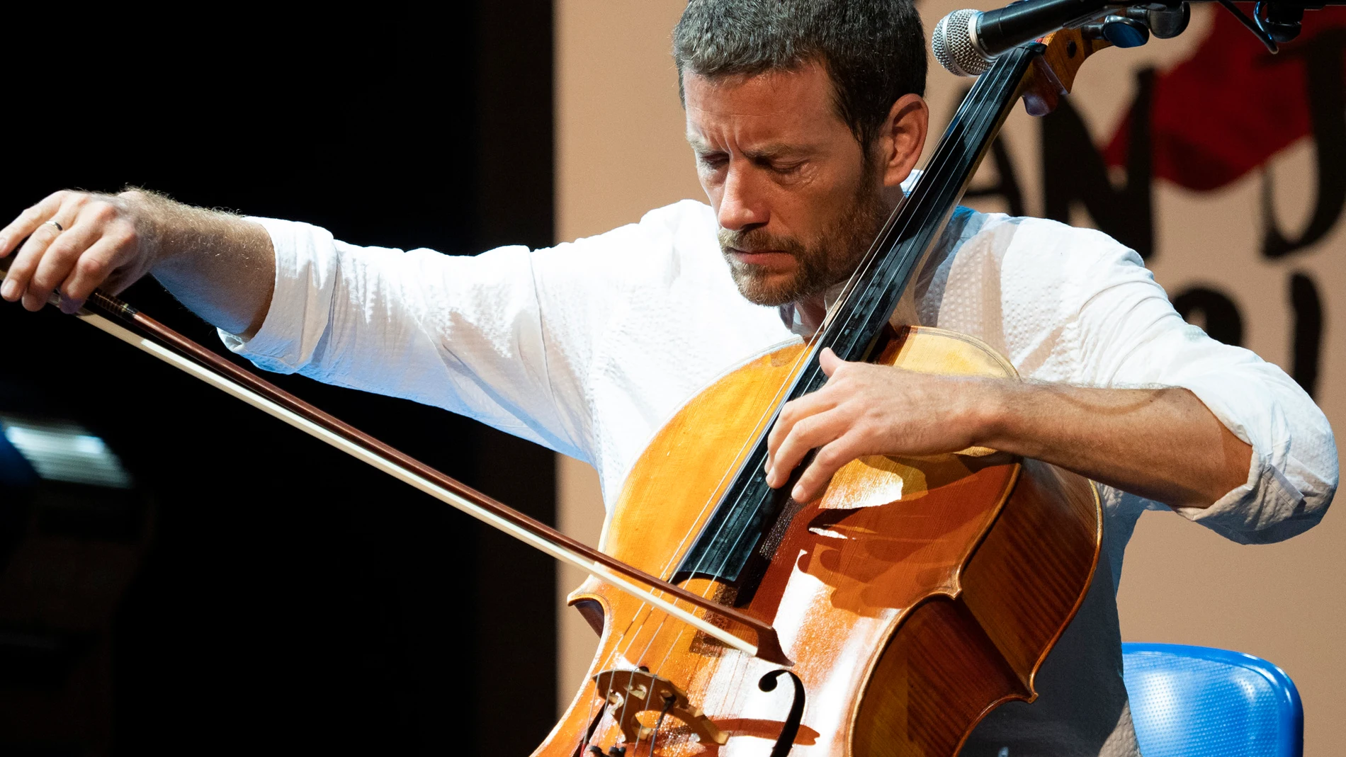 El chelista Matthieu Saglio en concierto