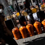 Unas bombonas de butano junto a unas estufas en una terraza de Madrid