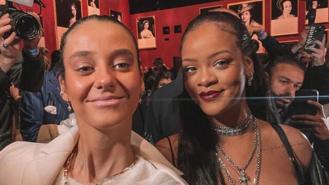 Victoria Federica conoce a Rihanna en el desfile de Dior, en la semana de la moda de París
