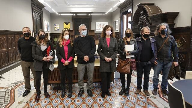 El alcalde de València, Joan Ribó, y la concejala de Cooperación al Desarrollo y Migración en la ciudad, Maite Ibáñez, durante la reunión con representantes de la Coordinadora Valenciana de ONGD para abordar la crisis humanitaria por la guerra de Ucrania.