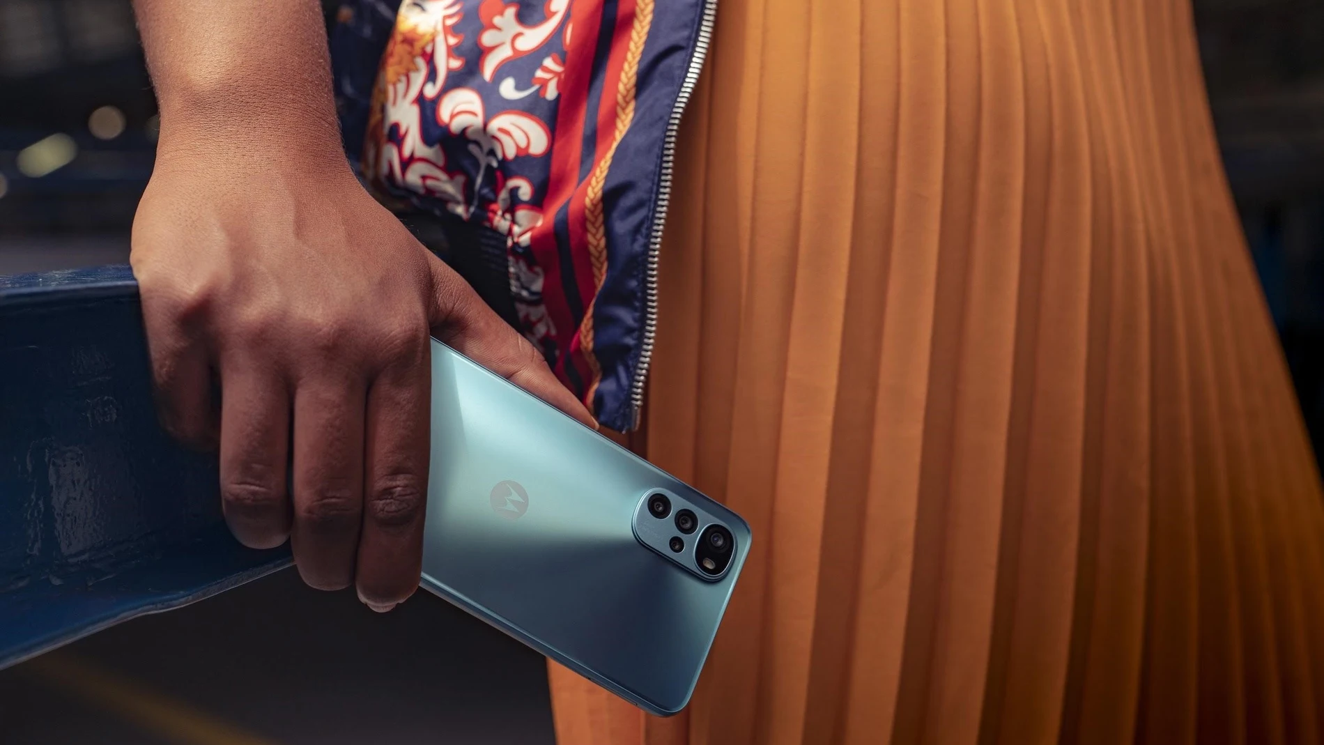 "Smartphone" moto g22 en color azul.