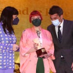 La escritora María Zaragoza Hidalgo (c), acompañado por el presidente de la Diputación Provincial de Alicante Carlos Mazón y por la vicepresidenta Julia Parra, se ha adjudicado este jueves el Premio Azorín de Novela