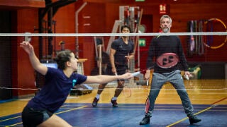 Fernando Rivas y Carolina Mar&iacute;n, con un esparring de Indonesia, durante el entrenamiento en el CAR de Madrid