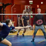 Fernando Rivas y Carolina Marín, con un esparring de Indonesia, durante el entrenamiento en el CAR de Madrid