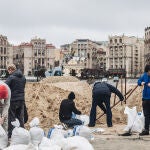 La invasión rusa ha provocado que muchos ucranianos tenhan que huir de su país en la última semana, mientras otros se han qeudado a defender la capital, Kiev