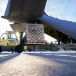 Misiles antitanque M72 noruegos son cargados en una avión para llevarlos a Ucrania