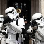 Personas disfrazadas de la Legión 501 de Star Wars durante un desfile Cosplay del Salón del Cómic y el Manga de Valladolid
