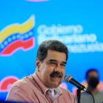 Fotografía cedida por la oficina de prensa del Palacio de Miraflores donde se observa al presidente de Venezuela, Nicolás Maduro, durante un acto de gobierno, hoy, en Caracas (Venezuela).