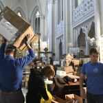 La ayuda humanitaria se acumula en la parroquia de San Demetrio de Tesalónica, en Sevilla