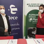 El director general de Asprona Bierzo, Valentín Barrio, y la delegada social de Clece Noroeste, Laura Cantero, firman un convenio de colaboración para promover la inserción laboral de las personas con discapacidad intelectual