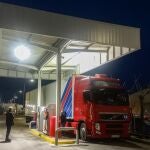 El camión echa combustible en una gasolinera
