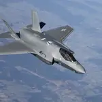 Un F-35 Lightning II sobrevuela Polonia