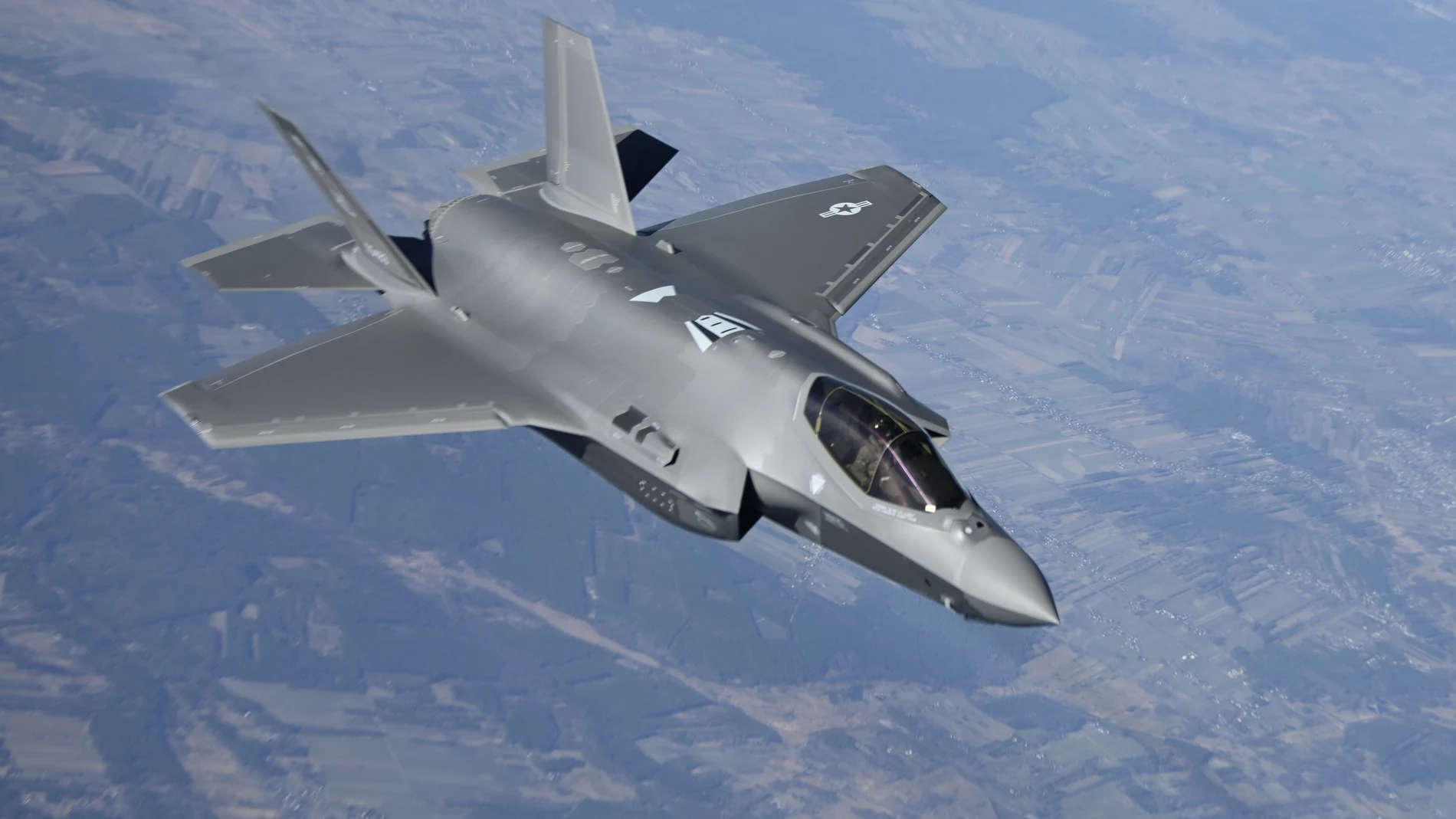 Un F-35 Lightning II sobrevuela Polonia