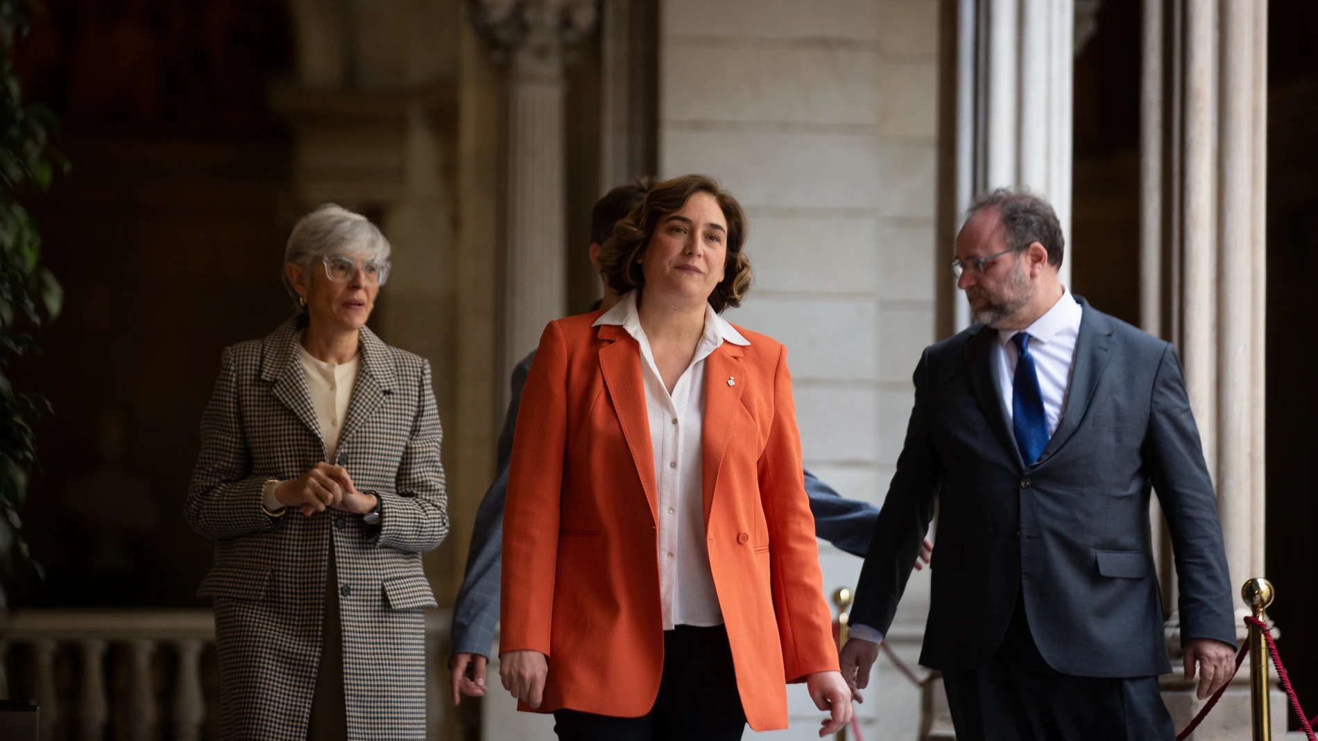 La alcaldesa de Barcelona, Ada Colau (c), a su llegada a una rueda de prensa posterior a su declaración por presuntas irregularidades municipales.