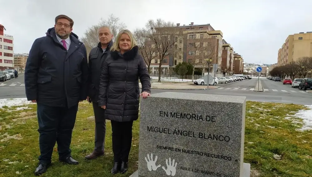 González Cabrera (I), Nogales y Blanco (D). AYTO ÁVILA 04/03/2022