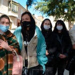 PAREDES DE NAVA (PALENCIA), 05/03/2022.-Los primeros refugiados ucranianos llegados a la localidad palentina de Paredes de Nava, este sábado durante su recepción.-EFE/Almudena Álvarez