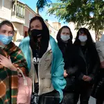 PAREDES DE NAVA (PALENCIA), 05/03/2022.-Los primeros refugiados ucranianos llegados a la localidad palentina de Paredes de Nava, este sábado durante su recepción.-EFE/Almudena Álvarez