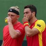Alejandro Davidovich y Pedro Martínez planifican una jugada en el partido de dobles contra Horia Tecau y Marius Copil